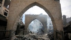 دمار كبير حلَ بمسجد يافا في دير البلح بعد قصفه من قبل الاحتلال