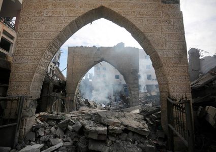 دمار كبير حلَ بمسجد يافا في دير البلح بعد قصفه من قبل الاحتلال