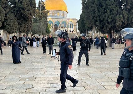 الاحتلال يعتدي على المصلين عند باب الأسباط ويمنعهم من الدخول للأقصى