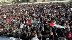 جماهير غفيرة تشيع جثامين الشهداء الستة في مخيم الفارعة