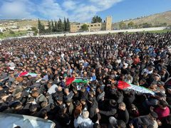 جماهير غفيرة تشيع جثامين الشهداء الستة في مخيم الفارعة