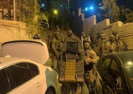 الاحتلال يقتحم ويفتش منازل في الخليل