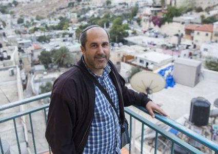 رئيس بلدية الاحتلال في القدس يدعو لدفن أسرى غزة أحياء