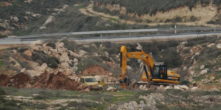 مستوطنون يجرفون أراضي في قصرة جنوب نابلس