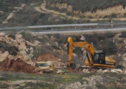 مستوطنون يجرفون أراضي في قصرة جنوب نابلس