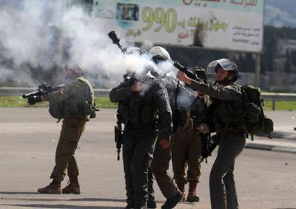 إصابة شاب خلال مواجهات مع الاحتلال في الخضر جنوب بيت لحم.
