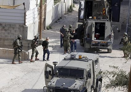 الاحتلال يعتقل ٢٨ مواطنا من الضفة بينهم إمرأتان وطفل