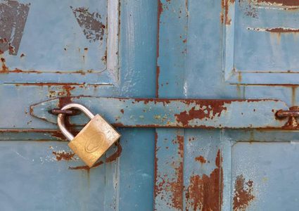 صور تظهر إلتزام التجار والمواطنين بالإضراب الشامل في محافظات الوطن دعما لغزة