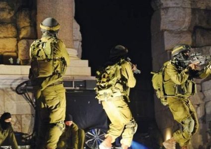 الاحتلال يفتش منازل ويستولي على مركبات وينصب حواجز في الخليل