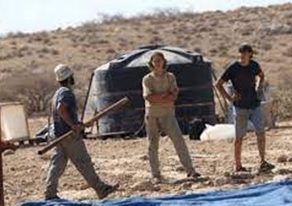 مستوطنون يدمرون خزانات مياه ويحطمون مركبة في مسافر يطا