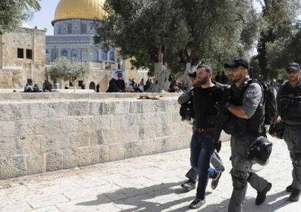 الاحتلال يعتقل حارسين للمسجد الأقصى ويقتحم بلدات مقدسية