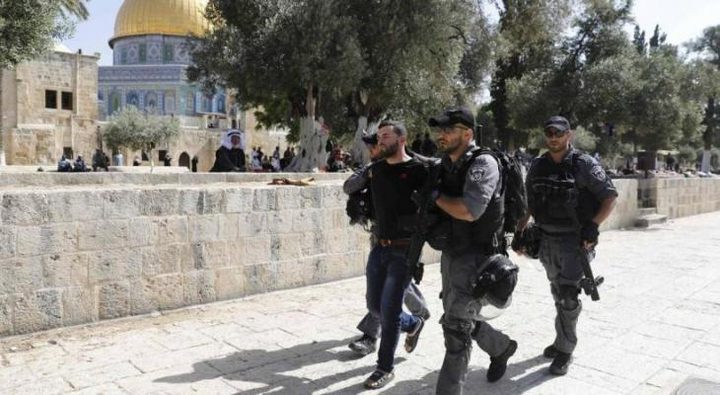 الاحتلال يعتقل حارسين للمسجد الأقصى ويقتحم بلدات مقدسية