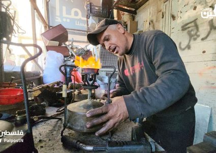 فلسطينيون في قطاع غزة يعودون إلى "البابور" بعد انقطاع الغاز في القطاع