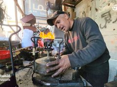 فلسطينيون في قطاع غزة يعودون إلى "البابور" بعد انقطاع الغاز في القطاع