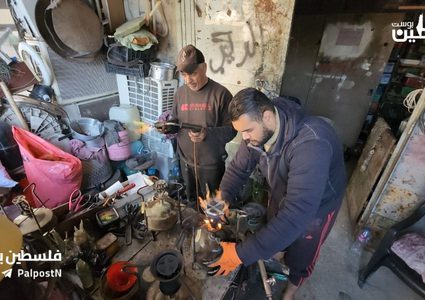 فلسطينيون في قطاع غزة يعودون إلى "البابور" بعد انقطاع الغاز في القطاع