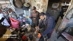 فلسطينيون في قطاع غزة يعودون إلى "البابور" بعد انقطاع الغاز في القطاع