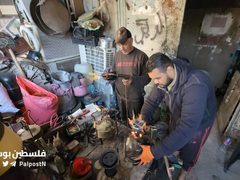 فلسطينيون في قطاع غزة يعودون إلى "البابور" بعد انقطاع الغاز في القطاع