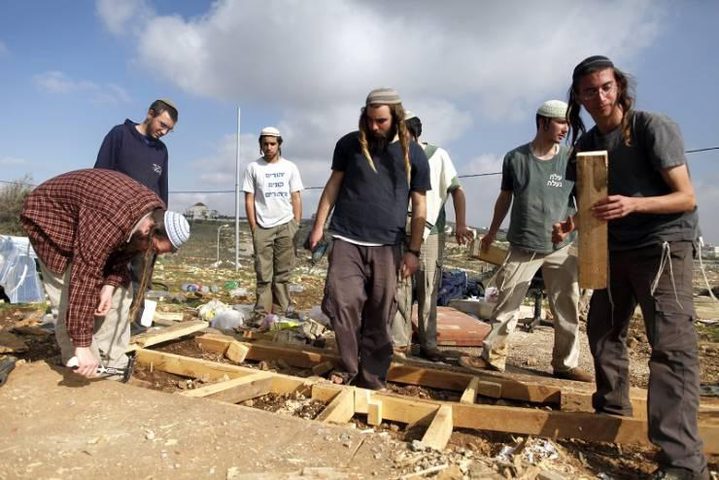 مستوطنون يجبرون مواطنا على مغادرة أرضه ويستولون على بيت متنقل في بيت لحم
