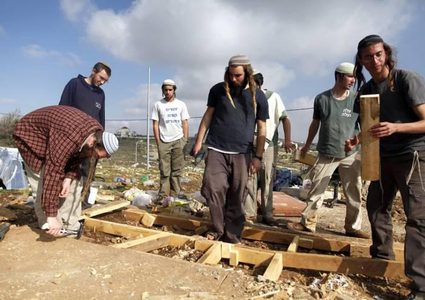 مستوطنون يجبرون مواطنا على مغادرة أرضه ويستولون على بيت متنقل في بيت لحم