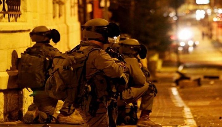 الاحتلال يعتقل 18 مواطنا من الضفة بينم طفل