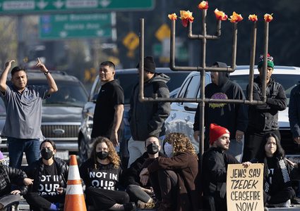 متظاهرون يهود في لوس أنجلوس يغلقون طريقا للمطالبة بوقف العدوان على غزة