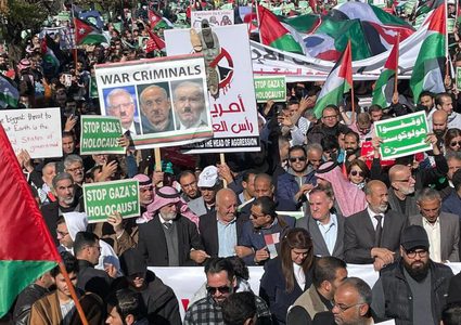 مئات الأردنيين يشاركون في مسيرة دعما لفلسطين