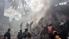 مواطنون يبحثون عن عالقين من أحد المنازل التي استهدفتها طائرات الاحتلال