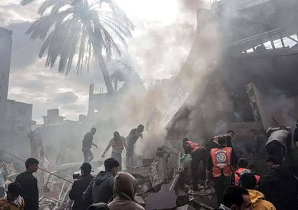 مواطنون يبحثون عن عالقين من أحد المنازل التي استهدفتها طائرات الاحتلال