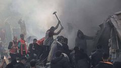 مواطنون يبحثون عن عالقين من أحد المنازل التي استهدفتها طائرات الاحتلال