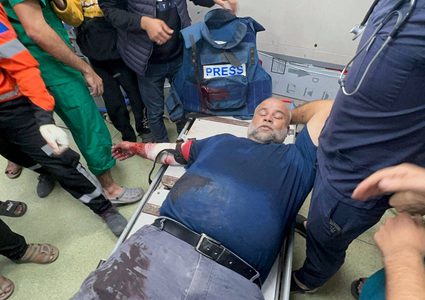 إصابة عدد من الصحفيين من بينهم وائل الدحدوح في قصف مدرسة حيفا في خان يونس