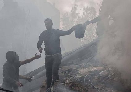 مواطنون يبحثون عن عالقين من أحد المنازل التي استهدفتها طائرات الاحتلال