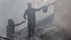 مواطنون يبحثون عن عالقين من أحد المنازل التي استهدفتها طائرات الاحتلال