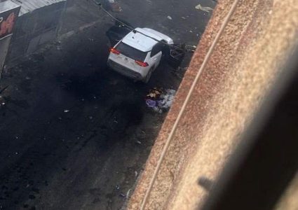 مسيرة اسرائيلية تقصف سيارة تقل شابين في بلاطة دون اصابات