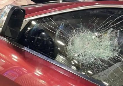 مستعمرون يهاجمون مركبة مواطن في سلفيت