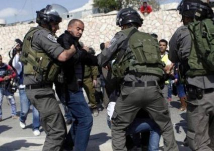 الإحتلال يعتدي على شاب ووالديه في الخليل