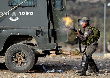 الاحتلال يصيب شابا في طولكرم ويعتقل شقيقه