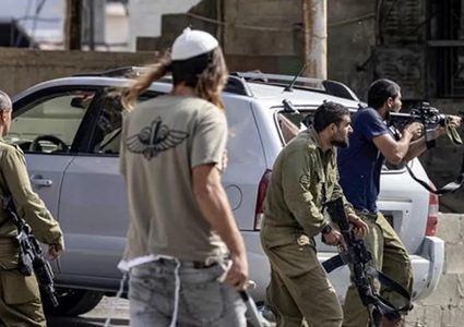 مستوطنون يحرقون 3 بركسات ويهاجمون مساكن المواطنين غرب أريحا