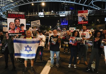 آلاف الإسرائيليين يطالبون: لن نترك المختطفين.. اتفاق تبادل الآن