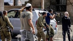 مستوطنون يهاجمون مركبات المواطنين ويطلقون النار شمال غرب رام الله