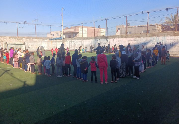 نادي خدمات دير البلح  يدعم الأهالي والأطفال في ظل الحرب