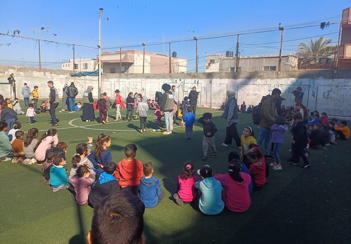 نادي خدمات دير البلح  يدعم الأهالي والأطفال في ظل الحرب