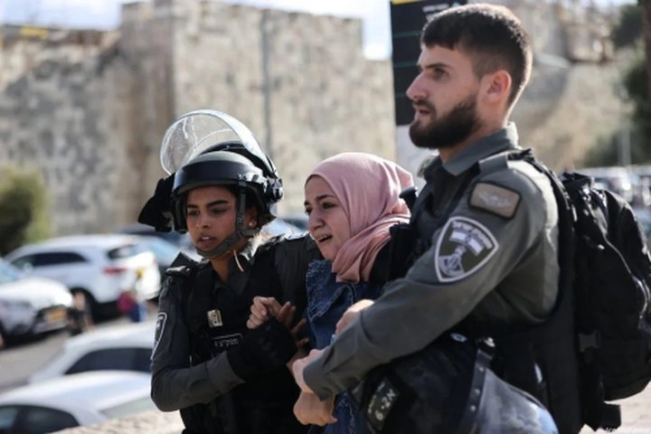 الاحتلال يعتقل 34 مواطنا من الضفة بينهم 3 نساء وأسير محرر