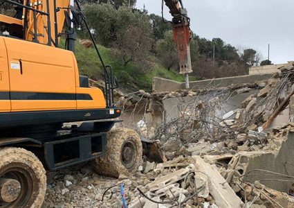 الاحتلال يهدم منزلا قيد الإنشاء ويدمر شبكة كهرباء جنوب نابلس