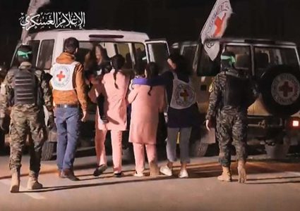 أسيرة "إسرائيلية" مفرج عنها: والدتي قتلت بنيران جيشنا في 7 أكتوبر