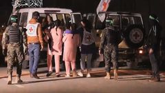 أسيرة "إسرائيلية" مفرج عنها: والدتي قتلت بنيران جيشنا في 7 أكتوبر