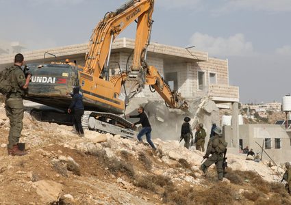 الاحتلال يوقف البناء في ثلاثة منازل ويهدم بئرا شمال الخليل