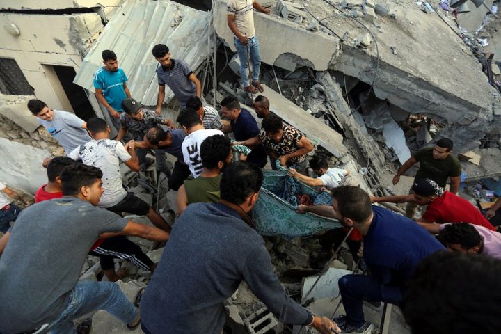 100 شهيد في غضون ساعات نتيجة تواصل مجازر الاحتلال في قطااع غزة