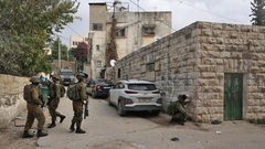 القدس: اقتحام منزل شهيد واعتقال مواطن ومصادرة مركبات