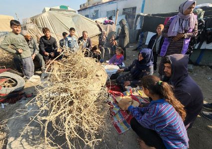 افران مجانية على البحر.. مبادرة من النازحين في دير البلح