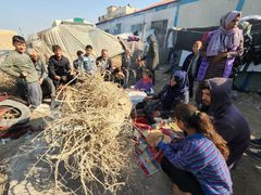 افران مجانية على البحر.. مبادرة من النازحين في دير البلح